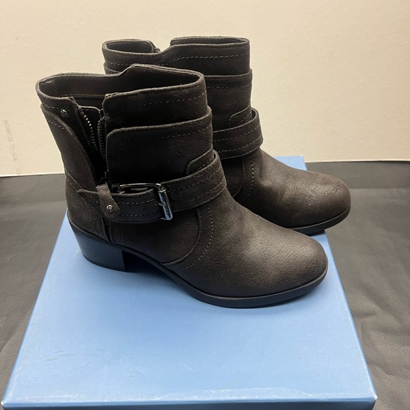 Simply Vera Wang - Size: 6.5 - Brand new in box - Picture 7 of 10